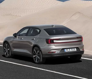 La Polestar 2 évolue avec deux nouvelles versions et plus d'autonomie